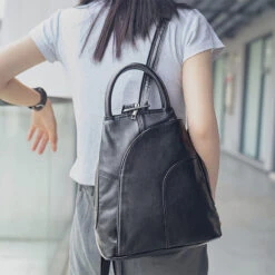 Oda Sac à Dos Cuir Convertible Bandoulière 13 Oda Sac à Dos Cuir Convertible Bandoulière -Looqita sac a dos cuir femme convertible Oda porte3