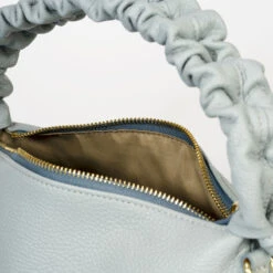 Aspen Sac à Main En Cuir Souple Italien 13 Aspen Sac à Main En Cuir Souple Italien -Looqita sac a main cuir Aspen cielo details